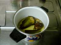 干し椎茸と昆布を水で戻す
