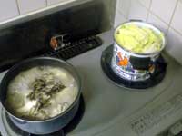 煮立つ煮物と味噌汁