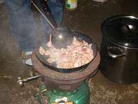 豚バラ肉を炒めてます。