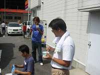 コンビニの駐車場で営業妨害!?(笑)