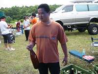 リンゴジュースを持っているようには見えない!!(笑)