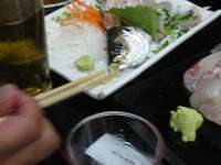 ワサビを口に突っ込んでます。(笑)
