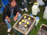 トウモロコシを焼いてます。