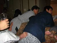 足でどこをマッサージしてるの?(笑)
