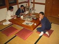 温泉に入った後でくつろいでます。