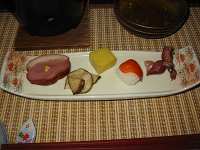 蛍烏賊、薩摩芋豆腐、鴨燻製、手毬鮨、菊芋です。
