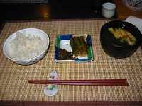 蕎麦の実御飯・野沢菜漬け・おかか昆布・あおさと油揚げの味噌汁です。