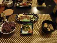 白馬産こしひかりの紫米御飯・野沢菜醤油漬け・胡椒味噌・あおさと油揚げの味噌汁です。