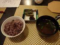 野沢菜漬けと味噌汁が何か落ち着きます。