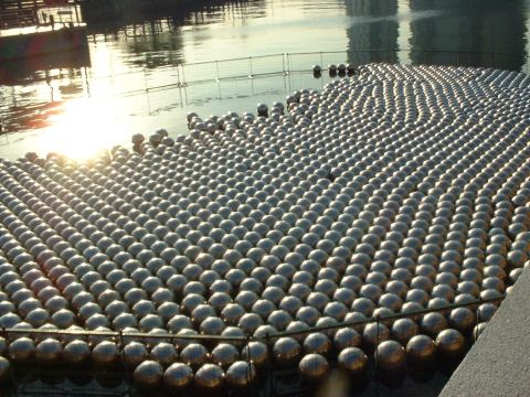 草間彌生横浜トリエンナーレ 球形アート作品 草間彌生さんの「ナルシス・シー」（作品構成パーツのステンレス